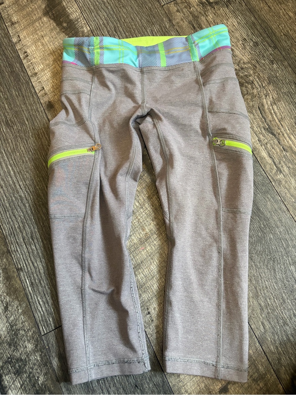 Girls size 6 ivivva by lululemon Grey Cropped leggings capris crops